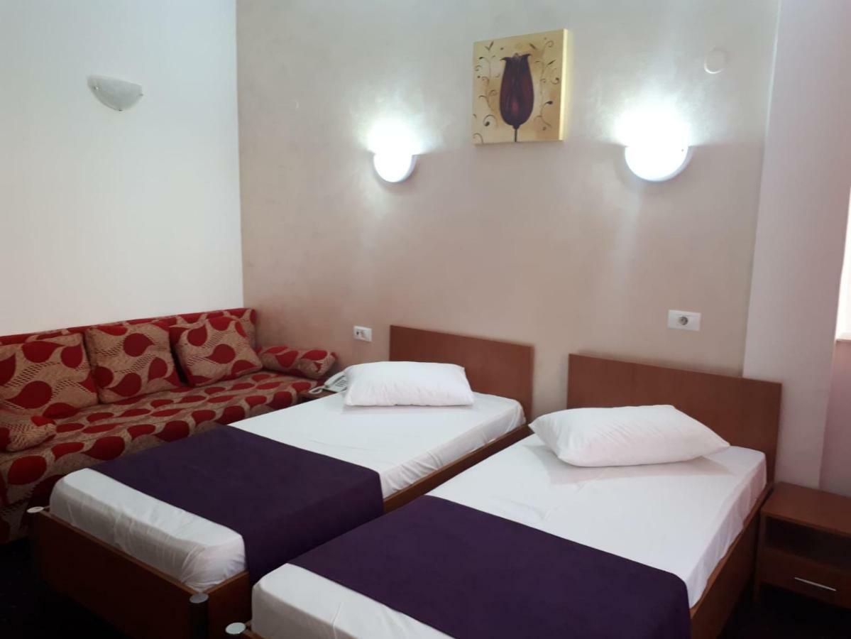 Hotel Flormang Craiova Extérieur photo