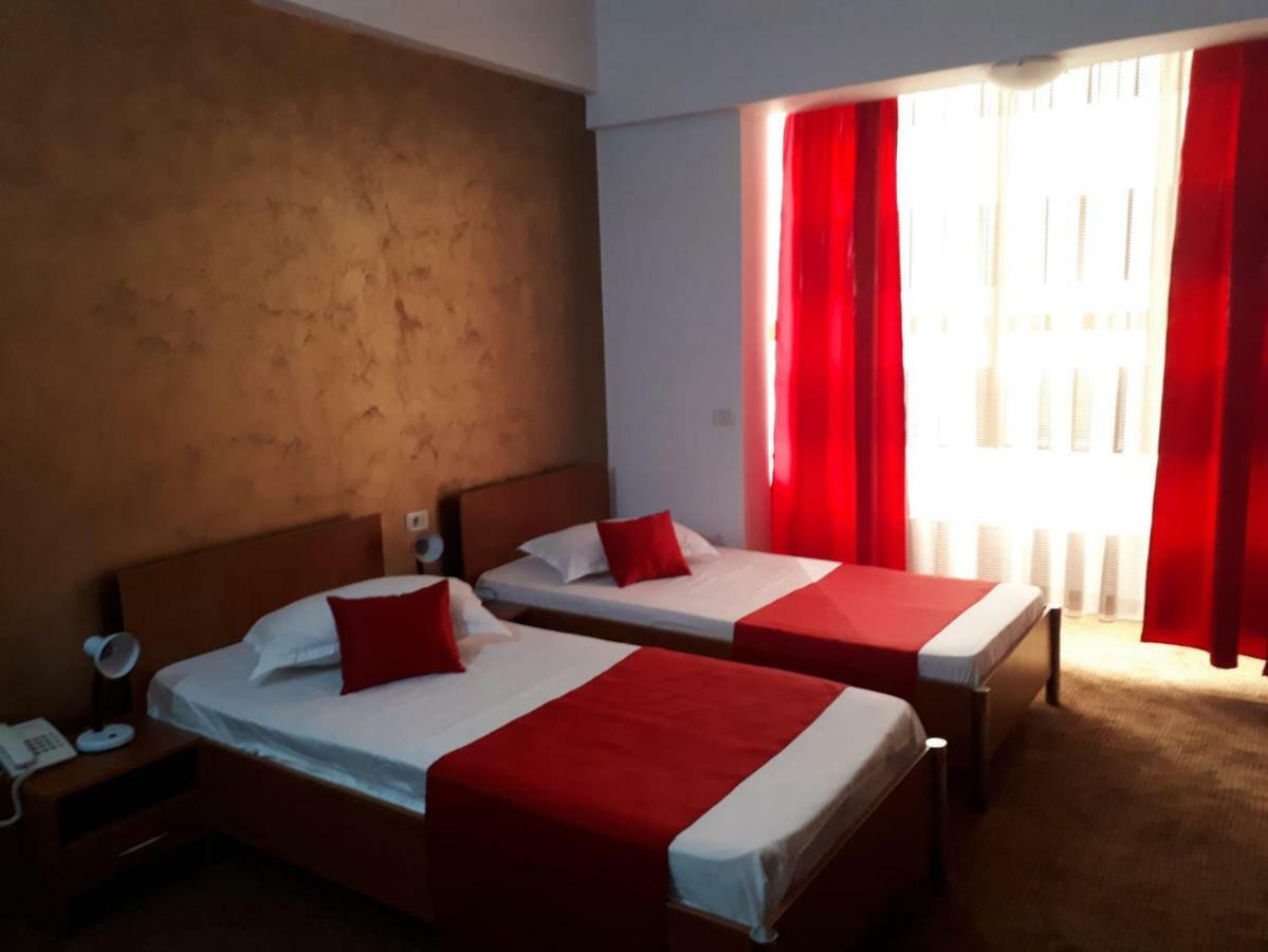 Hotel Flormang Craiova Extérieur photo