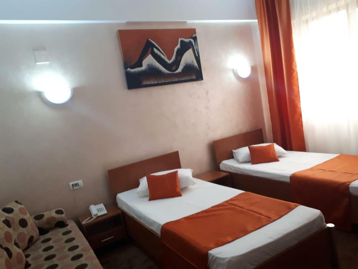 Hotel Flormang Craiova Extérieur photo