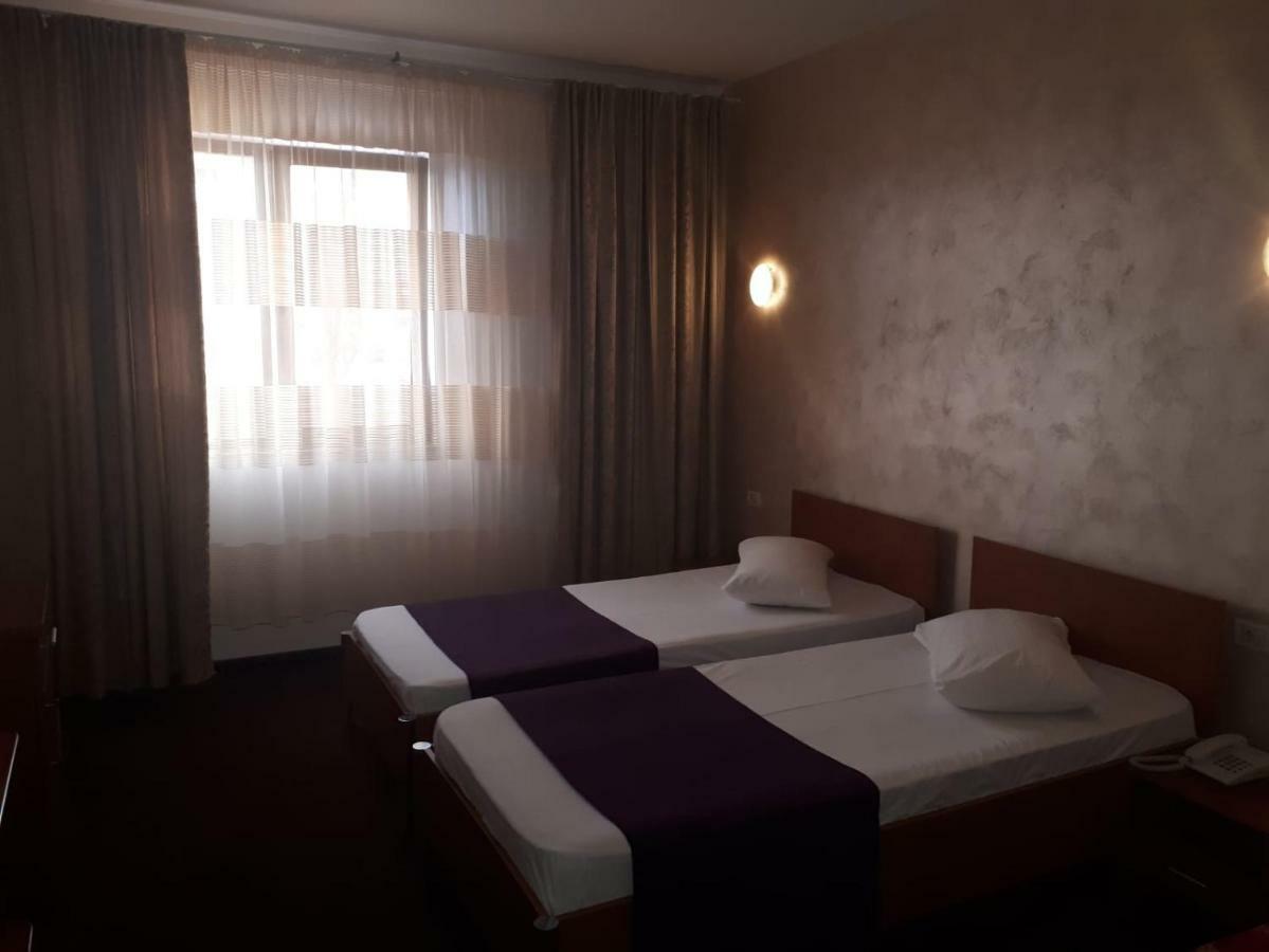 Hotel Flormang Craiova Extérieur photo